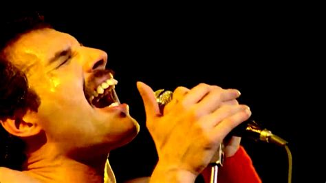  Bohemian Rhapsody: Güçlü Vokaller ve Hızlı Tempo Değişimleriyle Belirginleşen Efsanevi Bir Rock Şarkısı